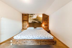 a bedroom with a bed and a painting on the wall at Naturoase Stegerhof Apt Ringelblume in Trodena