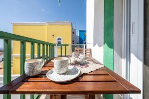 a wooden table with two vases on a balcony at Pomelo vacacional in Arguineguín