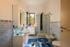 a bathroom with two sinks and a shower and two toilets at Villa Salento in Cellino San Marco +17 photos