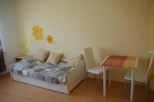a small bedroom with a bed and a table at Stylische Wohnung in Fellbach in Fellbach