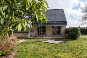 a house with a tree in the yard at Maison entre terre et mer in Pluvigner