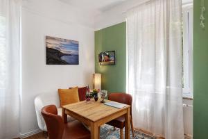 a living room with a wooden table and a couch at Schlafen im historischen Haus in Weier