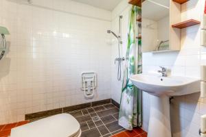 a bathroom with a toilet and a sink at La Tonnelle, clim, jardin in Malaucène +18 photos