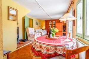 a living room with a table and a couch at La Tonnelle, clim, jardin in Malaucène