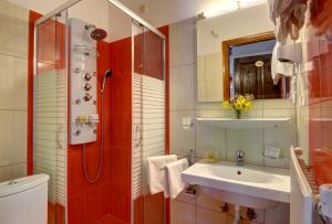 Kúpeľňa v ubytovaní Chania Hotel + 37 fotografií