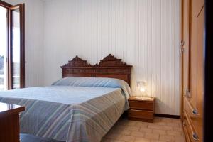a bedroom with a bed with a wooden head board at Home Pier in Laveno-Mombello