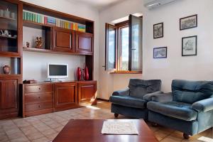 a living room with a couch and a tv at Home Pier in Laveno-Mombello