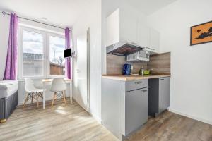 a small kitchen with a table and chairs in a room at Kleine Himmelpforte in Himmelpforten