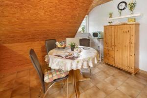 a dining room with a table and chairs at Tati's Ferienwohnung Siegerland in Hilchenbach
