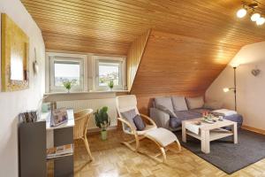 a living room with a couch and a table at Tati's Ferienwohnung Siegerland in Hilchenbach