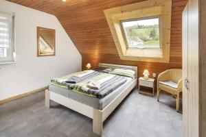 a bedroom with a bed and a window at Tati's Ferienwohnung Siegerland in Hilchenbach