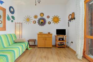 a living room with a couch and a tv at Casa Asfodeli in San Teodoro
