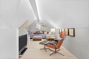 a living room with a chair and a tv at Chalet au bord de l'eau in Fréjus