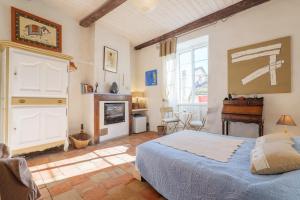 a bedroom with a bed and a fireplace at Laho - Chambre d'hôte in Lagorce