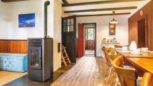 a kitchen and dining room with a table and chairs at Das Schneiderhaus in Höchenschwand