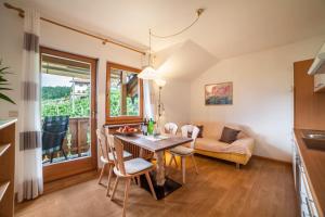 a kitchen and dining room with a table and chairs at Langeshof Fewo Morgensonne in Caines