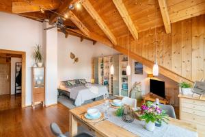 a living room with a bed and a table at Ferienwohnung Breitenberger in Herrsching am Ammersee