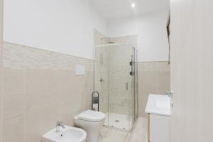 a bathroom with a shower and a toilet and a sink at Casa Vacanza Iris Castelvetrano in Castelvetrano Selinunte +13 photos