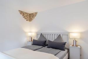 a bedroom with two beds and two lamps at Ferienhaus Bernoth in Erfurt +14 photos