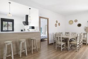 a kitchen and dining room with a table and chairs at Finca Arroyuelo in Prado del Rey