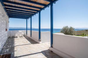 a balcony with a view of the ocean at Punda Beach Seaside Retreat in Kampos Paros