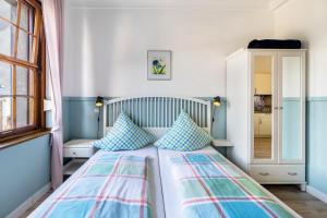 a bedroom with a bed with blue walls and a window at Schweden Apartment in Kerken