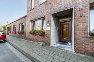 a brick building with a door and flowers on it at Schweden Apartment in Kerken