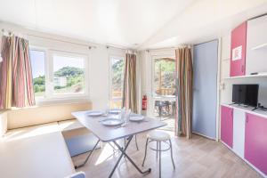 a living room with a white table and chairs at Móvil Home Grande in Alós de Balaguer
