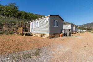 a tiny house sitting on top of a dirt road at Móvil Home Grande in Alós de Balaguer