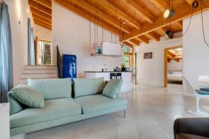 a living room with a couch and a kitchen at Ca dela Nua front lake in Limone sul Garda