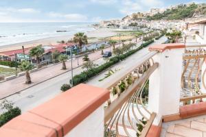 a view of the beach from the balcony of a condo at Appartamento A - Le Terrazze in Ribera