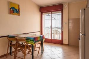 a kitchen with a table and chairs and a refrigerator at Appartamento A - Le Terrazze in Ribera