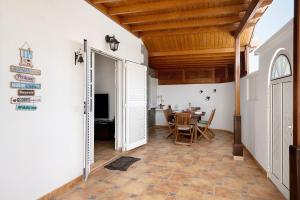 a room with a table and a dining room at Casa Cordel in Playa Honda