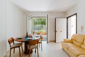 a living room with a table and a couch at Casa vacanze Laura in centro in Otranto