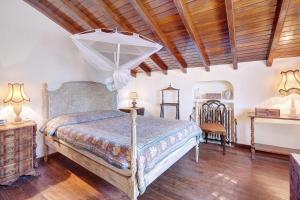 a bedroom with a bed and a wooden ceiling at Secluded House - Quinta La Rabide in Azeitao +22 photos