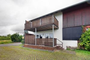 a building with a balcony on the side of it at Ferienwohnung Krummel in Edertal
