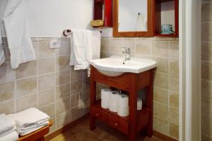 a bathroom with a sink and a mirror and towels at Casa De La Eterna Primavera in San Bartolomé +14 photos