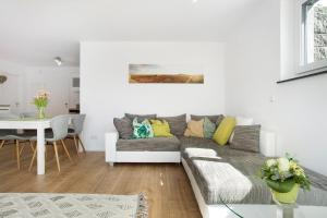a living room with a couch and a table at Achterkajüte in Bodman-Ludwigshafen