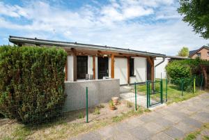 a house with a fence in front of it at Haffmöwe Ferienhaus 96 in Mönkebude