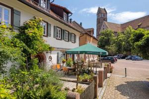 a building with a green umbrella next to a street at Urlaub Im Kulturdenkmal in Alpirsbach