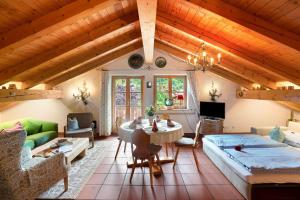 a living room with a table and a couch at Ferienhaus Werdenfels in Mittenwald