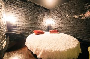Habitación con cama en una pared de ladrillo en Fabolous flat Art Design, en Leópolis
