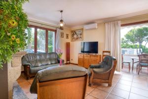 a living room with a couch and a tv at Casa Isabel in Calonge