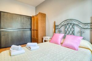 a bedroom with pink and white pillows on a bed at Casa Isabel in Calonge +16 photos