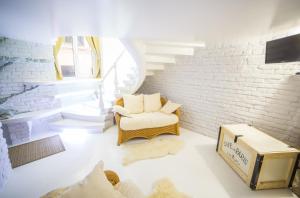 una sala de estar con una pared de ladrillo blanco en Fabolous flat Art Design, en Leópolis