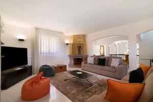a living room with a couch and a fireplace at V4 Galeão Vilamoura in Vilamoura