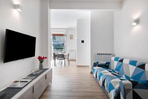 a living room with a couch and a tv at Moneglia Mare in Moneglia