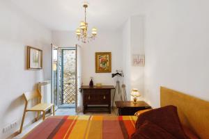 a bedroom with a bed and a table and a chandelier at Villa sole e mare in Cipressa