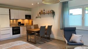 a kitchen and dining room with a table and chairs at Ferienwohnung Am Wall in Radeberg