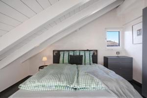 a bedroom with a large bed in a attic at Dachgeschosswohnung in Hofolding in Brunnthal